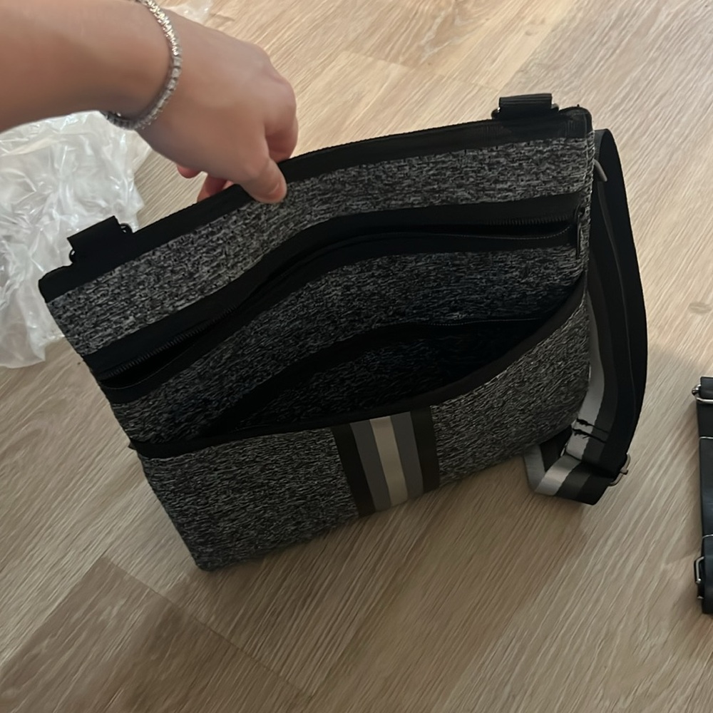 Adjustable crossbody - Picture 3 of 7